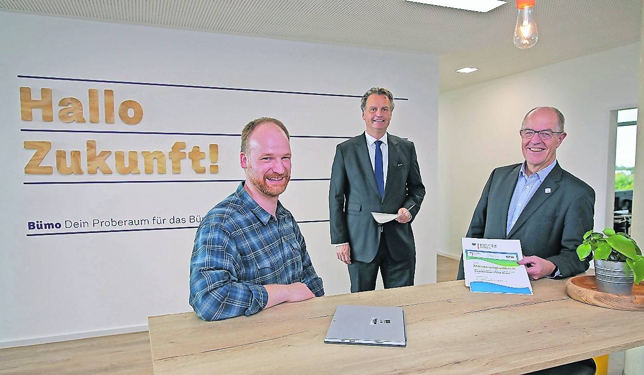  Martin Platzer, Leiter der Stabsstelle Digitale Transformation, Prof. Dr. Günter Krings MdB und Oberbürgermeister Hans Wilhelm Reiners bei der Übergabe des Förderbescheids. 