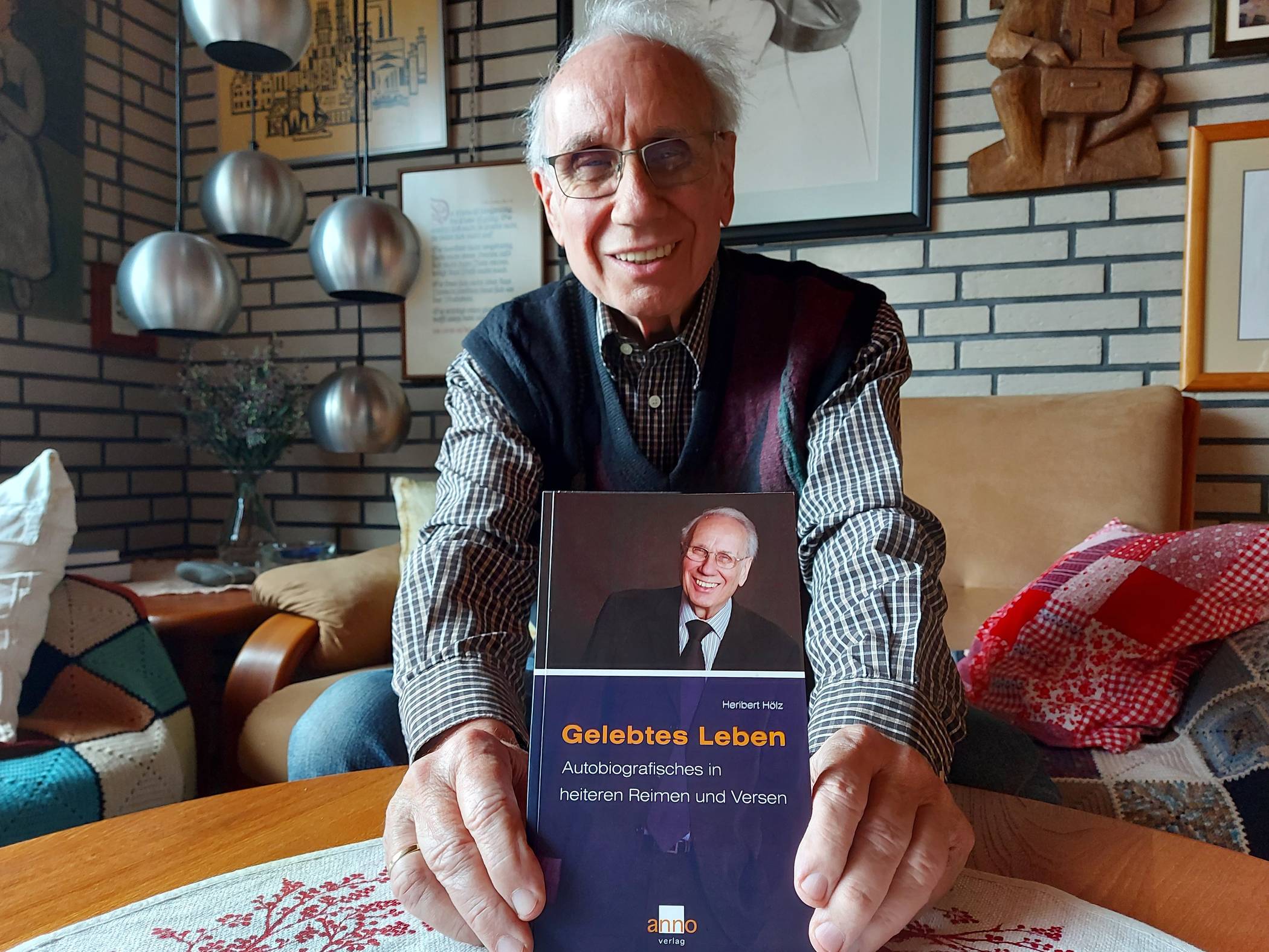Heribert Hölz präsentiert sein neues Buch „Gelebtes Leben“. Für die Veröffentlichung musste er mit 3.300 Euro in Vorleistung gehen. Geld verdienen möchte er mit dem Werk nicht. Schön wäre es aber, wenn durch den Verkauf zumindest ein Teil der Kosten ausgeglichen werde.