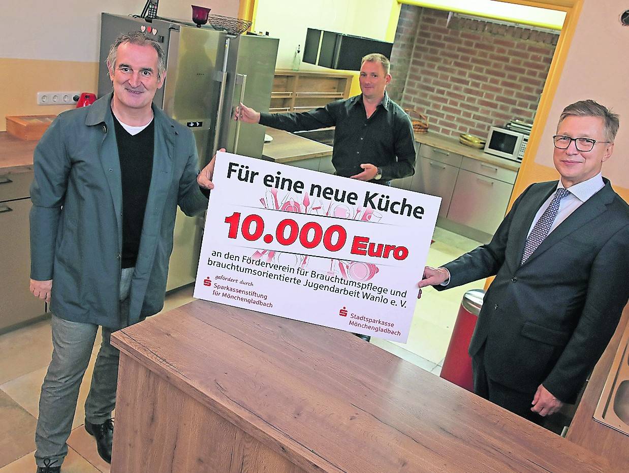  Sparkassendirektor Hartmut Wnuck (r.) überreicht den Scheck für die neue Küche an Frank Licht, Vorsitzender Dorf Campus Wanlo, und Stefan Stepprath, Vorsitzender Förderverein Wanlo. 