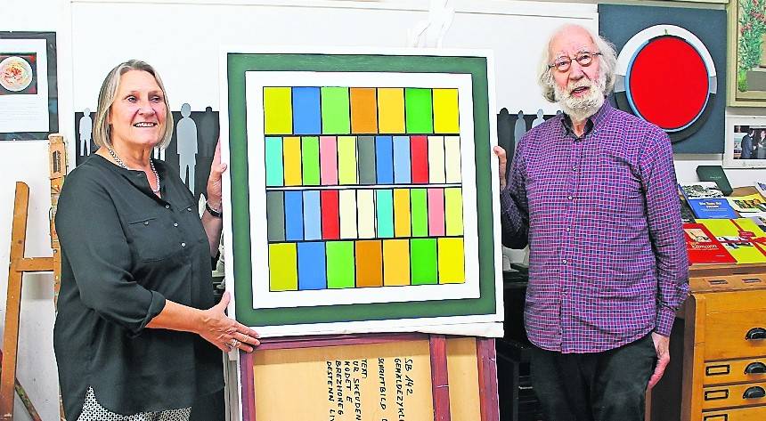 Michaele Messmann (Leitung Kulturamt) freut sich über das Farbcode-Bild des Künstlers Rolf Erkens.