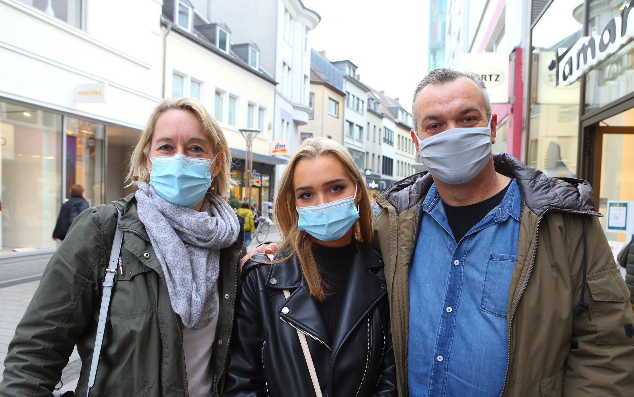  Susanne, Anna und Gerd besuchen gerne die Krefelder Innenstadt. Sie befürworten die Maskenpflicht in der Fußgängerzone.	       Foto: Samla 