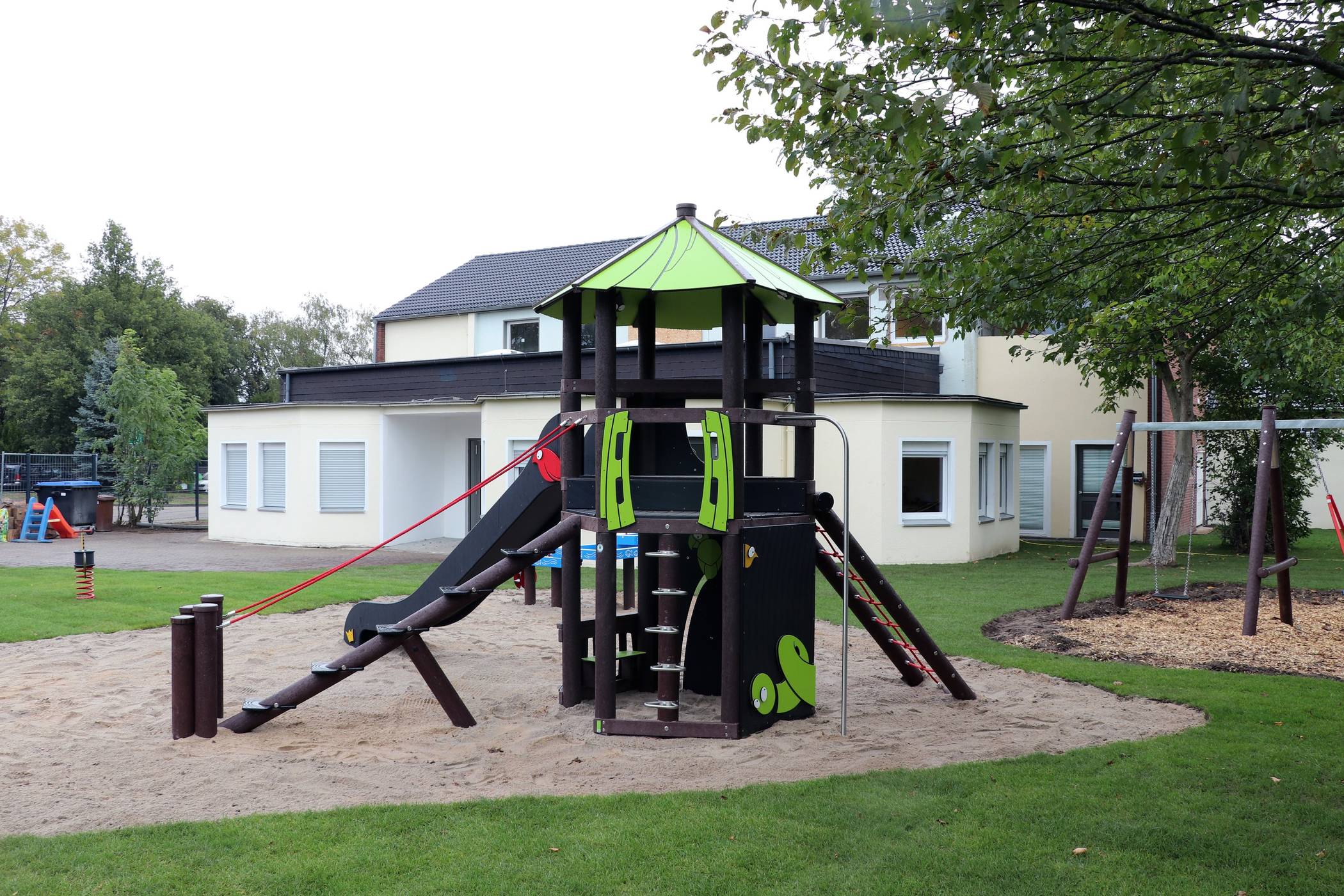  Der große Kletterturm mit Rutsche lässt die Kinderherzen höherschlagen. 
