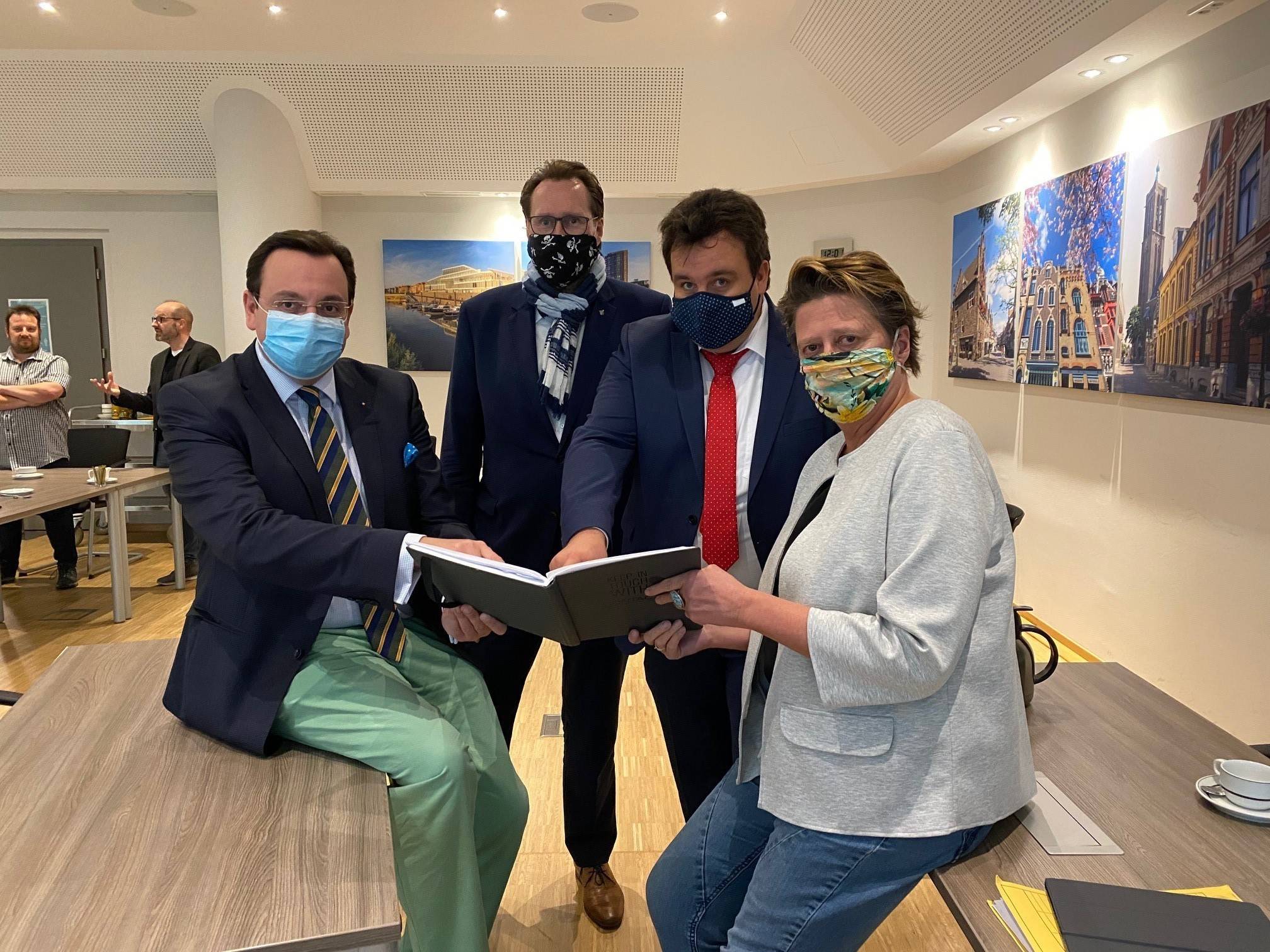  Präsentierten weitere Maßnahmen der Stadt Krefeld (von links): Der neue Krisenkoordinator David Nowak, Ordnungsdezernent Ulrich Cyprian, Stadtdirektor Markus Schön sowie Gesundheitsdezernentin Sabine Lauxen 