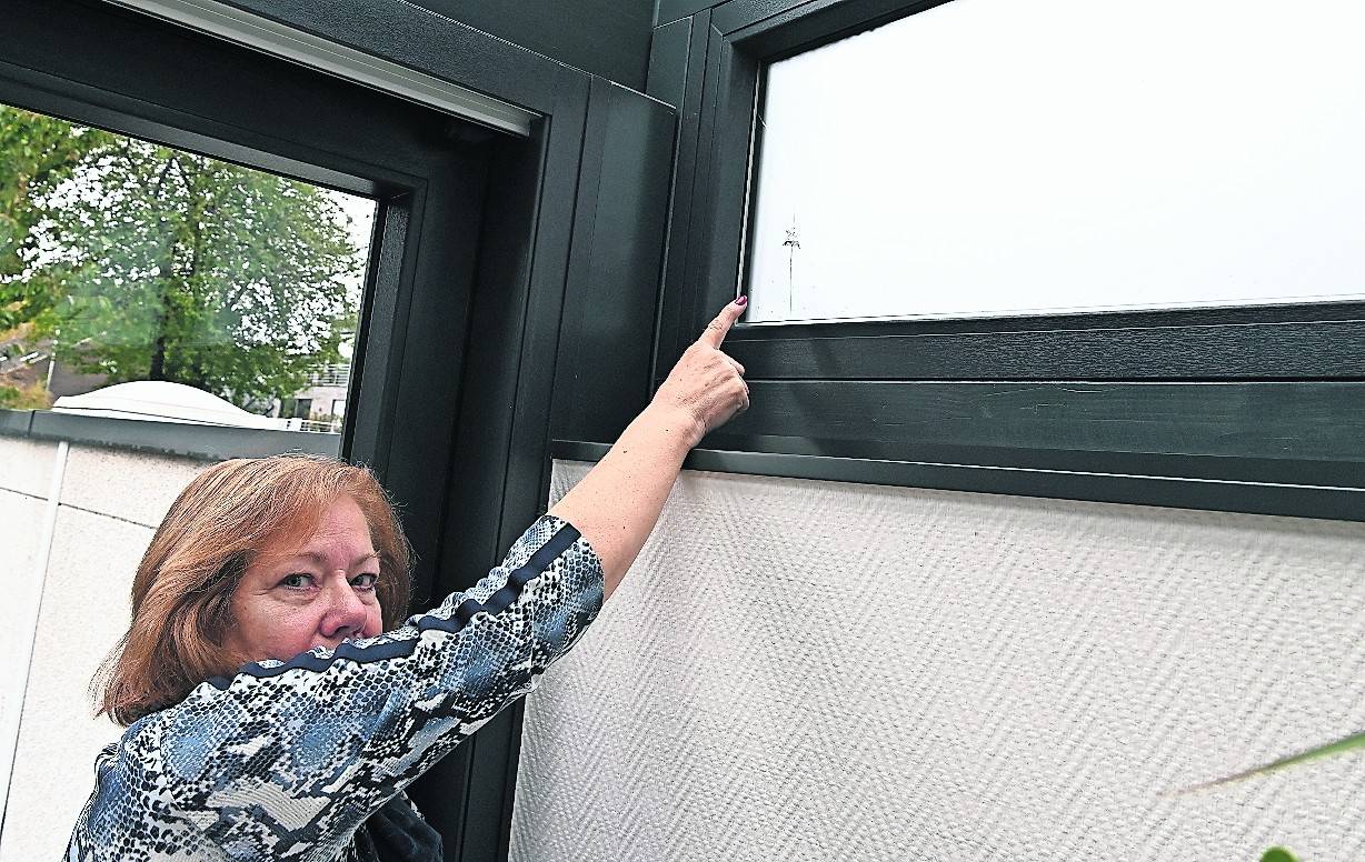  Hier trafen drei Projektile die Scheibe in Rita Molls Wintergarten. Das Loch ist deutlich zu erkennen. Fotos. Hans-Peter Reichartz. 