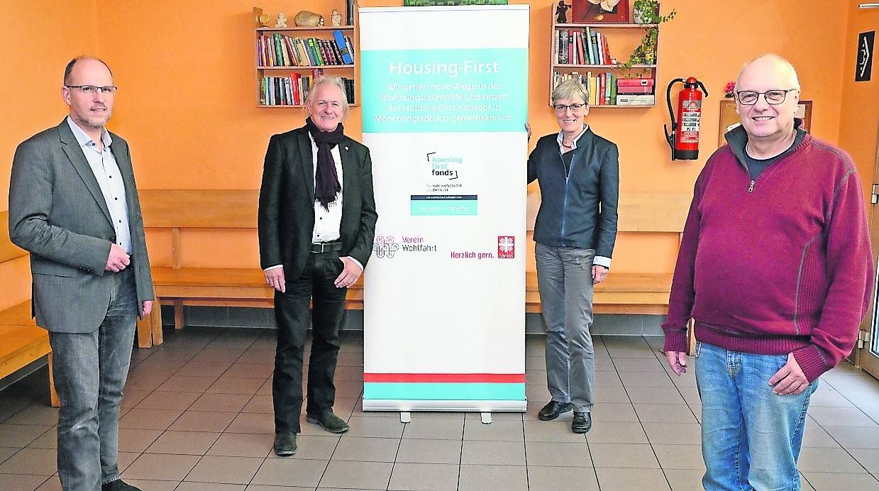 Unterstützung für arme und wohnungslose Menschen bieten der Caritasverband Region Mönchengladbach, der Verein Wohlfahrt und der SKM Rheydt an. Auf dem Foto von rechts: Martin Dalz (Verein Wohlfahrt), Hildegard van de Braak (Caritasverband), Norbert Schoeller und Christoph Föhles (beide SKM).