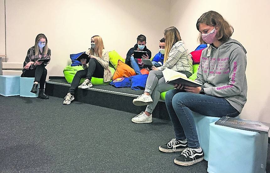 Bereit für kreative Projekte mit den „neuen“ Medien: Friederike Gloede und Dorothee Mensch, Studentinnen der Hochschule Niederrhein, mit Mona und Mattias aus der 9c sowie Anna und Alexander aus der 9d der Hans-Jonas-Gesamtschule Neuwerk.