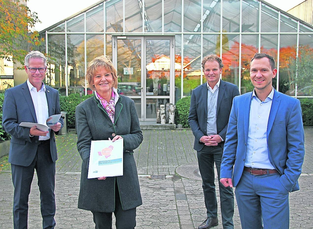 Die Standortanalyse für Meerbusch hat Jürgen Steinmetz (l.), Hauptgeschäftsführer der IHK Mittlerer Niederrhein, Bürgermeisterin Angelika Mielke-Westerlage und Wirtschaftsförderer Stephan Benninghoven (r.) vorgestellt. Die Präsentation fand im Gartencenter von Ullrich Wantikow (2.v.r) statt.