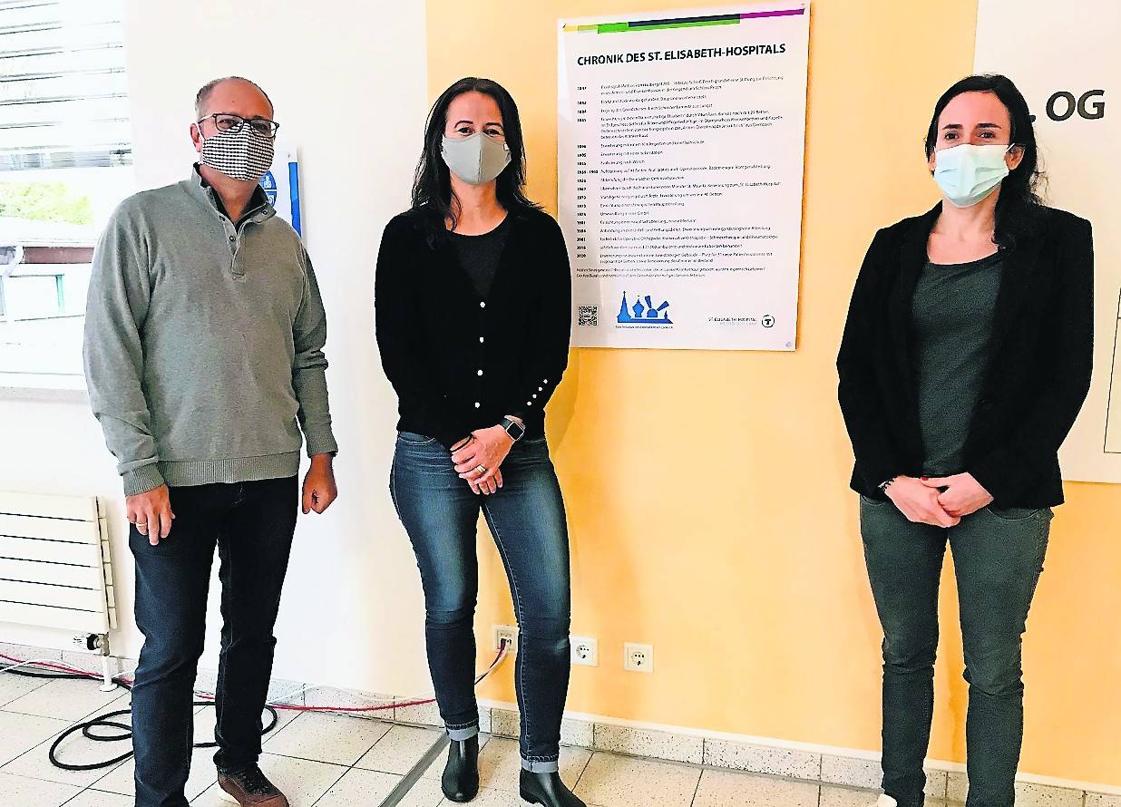 Das St. Elisabeth-Hospital Meerbusch-Lank hat nun auch einen QR-Code zur Geschichte des Hauses. Es freuen sich Initiator Olaf Götschenberg sowie Geschäftsführerin Silke Felkl (beide Heimatkreis Lank) und Julia Held (Kaufmännische Direktorin des Krankenhauses).