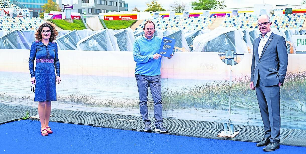 Kirsten Jahn von der Metropolregion Rheinland und OB Hans Wilhelm Reiners (r.) haben den Innovationspreis „Rheinland Genial“ an die die HockeyPark Betriebs GmbH + Co. KG in Vertretung von Michael Hilgers verliehen.