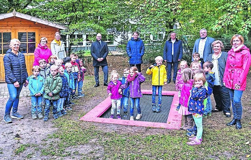  Mitarbeiterinnen und Kinder der Kita Heidweg nahmen gemeinsam mit dem Förderverein der Kita und Vertretern der Sparkasse, der Sparkassenstiftung und des Festausschusses Süchtelner Karneval das neue Außentrampolin „in Betrieb“. 