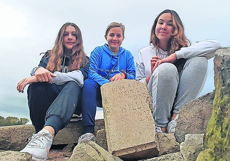  Die drei Meerbuscher Schülerinnen entdeckten am Rhein einen halben Grabstein. 