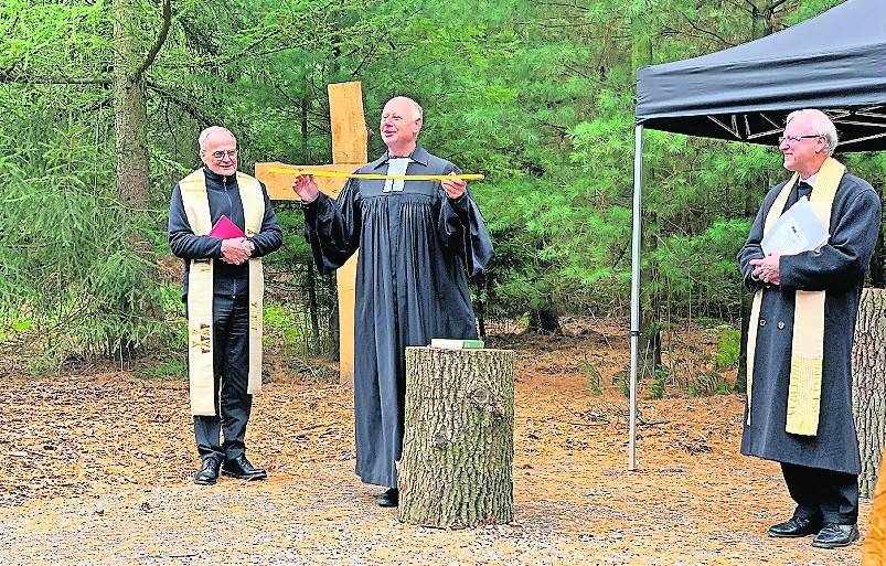 Auf dem Andachtsplatz fand die Segnung des Fried Waldes Niederkrüchten durch Pfarrer Alexander Schweikert, Pfarrer Bernd Mackscheidt und Pastor Wolfram Weihrauch (v.l.) statt.
