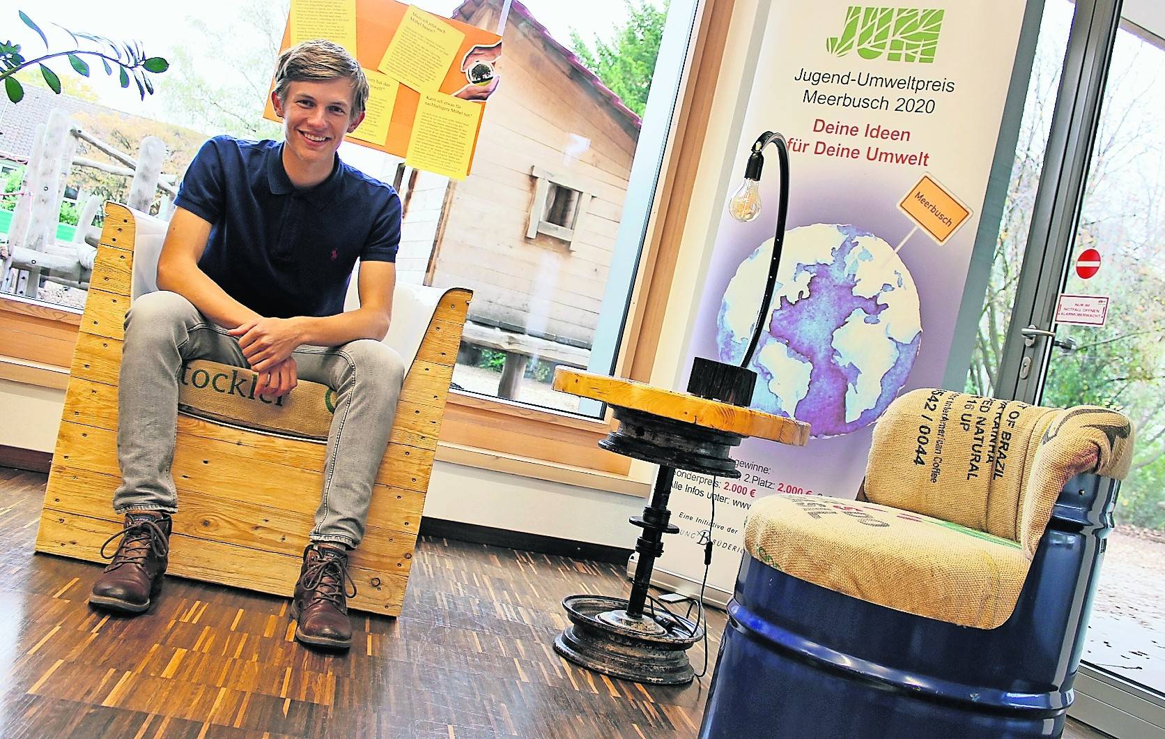 Die Upcycling-Möbel von Josef Bodewig sind bis zum 30. Oktober in der Stadtbibliothek Büderich zu sehen.