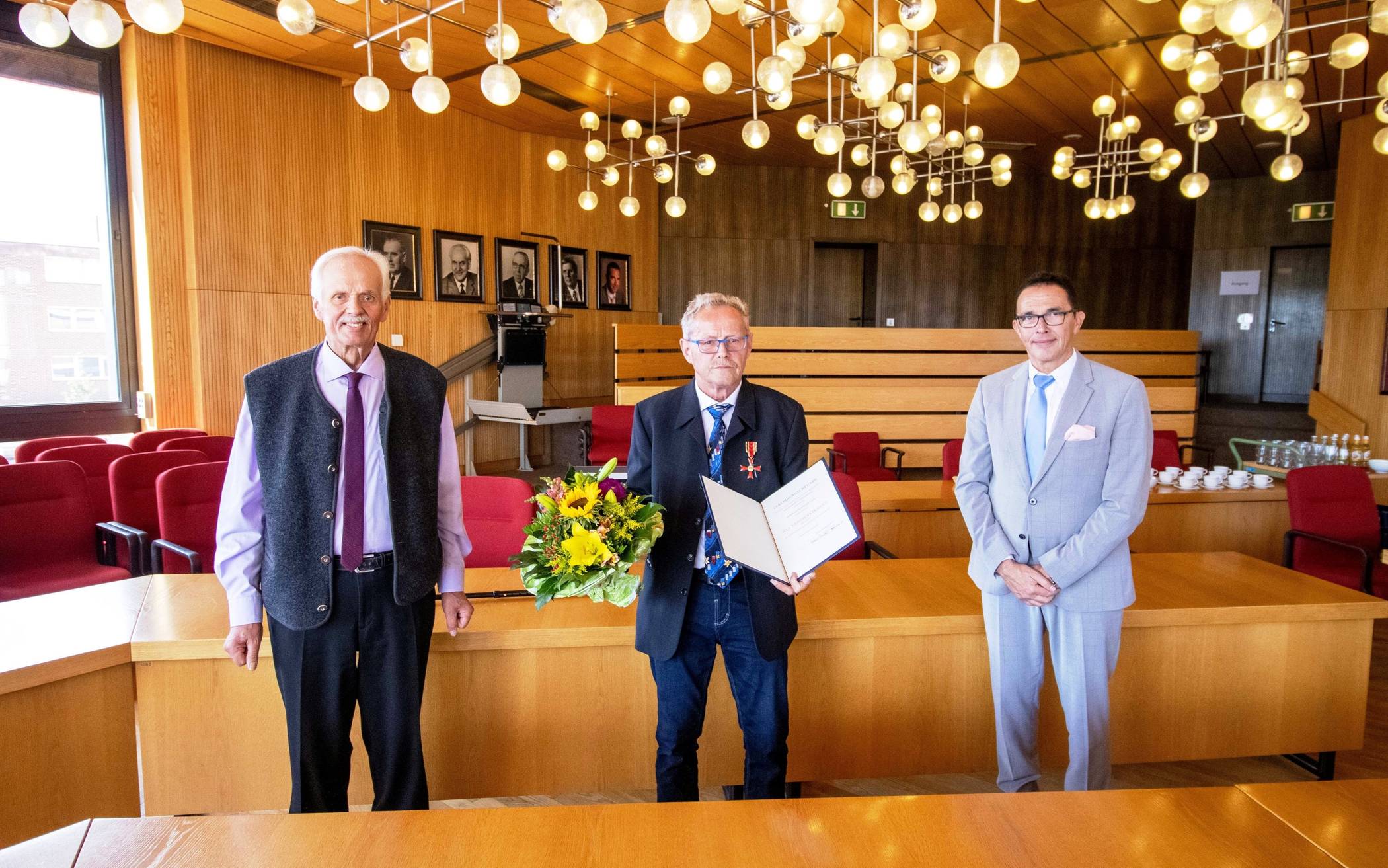 Im August bekam Hans-Jürgen Falk im Rathaus der Stadt Kamp-Lintfort das Verdienstkreuz am Bande des Verdienstordens der Bundesrepublik Deutschland für sein jahrelanges Engagement in der humanitären Hilfe verliehen.