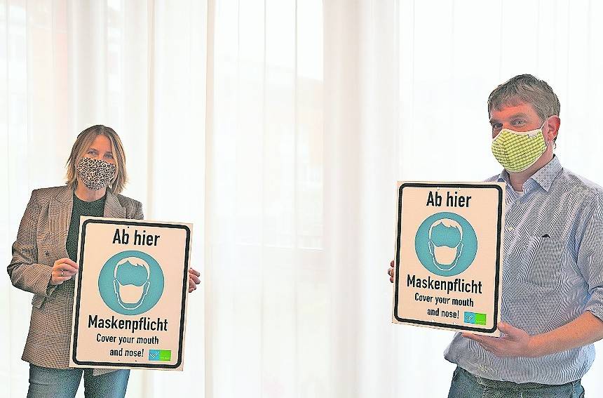  Bürgermeisterin Sabine Anemüller und Markus Kampe, Fachbereichsleiter Städtische Betriebe, mit Mustern der Hinweisschilder, die die Städtischen Betriebe angebracht haben. 