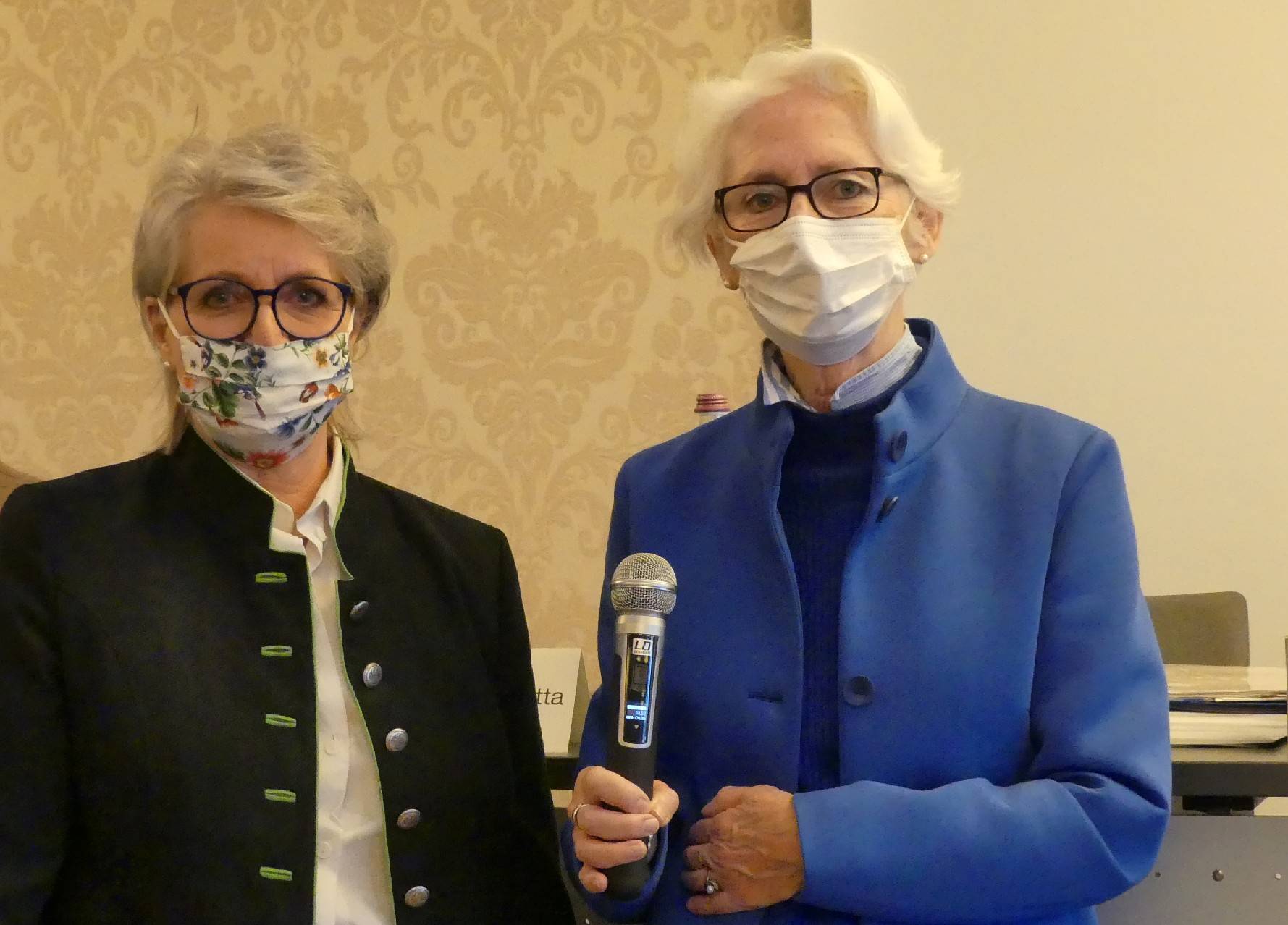 Ingrid Stermann, Vorsitzende von Engel gibt es überall, und Dr. Elisabeth Kessler-Slotta, Bundesvorsitzende Deutscher Verband Frau und Kultur e.V., auf der Bundestagung des Verbandes im Wellings Parkhotel Kamp-Lintfort.