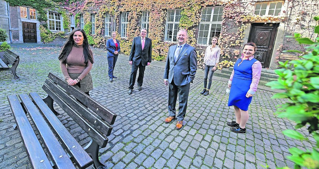 Freuen sich über das gut gestartete Projekt (v. l.): Samira Hlaouit, Leitung Fachstelle Frühe Hilfen, Dörte Schall, Sozialdezernentin, Dr. Ralf Dürselen, Chefarzt der Geburtsklinik im Krankenhaus Neuwerk, Dr. Harald Lehnen, Chefarzt der Geburtsklinik im Eli, Yvonne Messerschmidt, Lotsendienst Krankenhaus Neuwerk und Grit Grüttner, Lotsendienst im Eli.