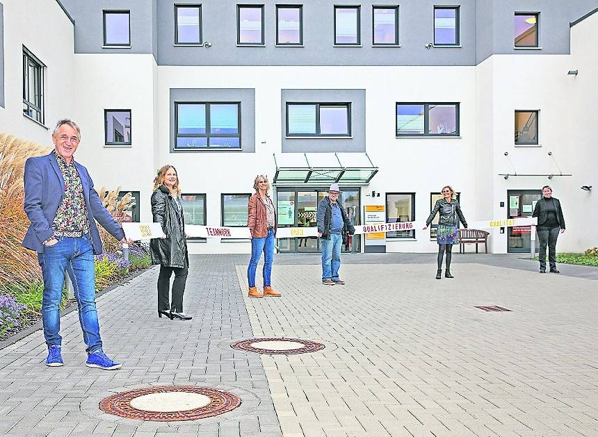 Die Bildungs-GmbH führt die Qualifizierungskurse des Vereins Wohlfahrt e.V. weiter: Helmut Wallrafen (Geschäftsführer Sozial-Holding), Jennifer Eschweiler (Päd. Leiterin), Elke Bommhuis (Textilingenieurin), Martin Dalz (Geschäftsführer Verein Wohlfahrt e.V.), Maria Engler und Mandy Noack (Ökotrophologinnen, v.l.)