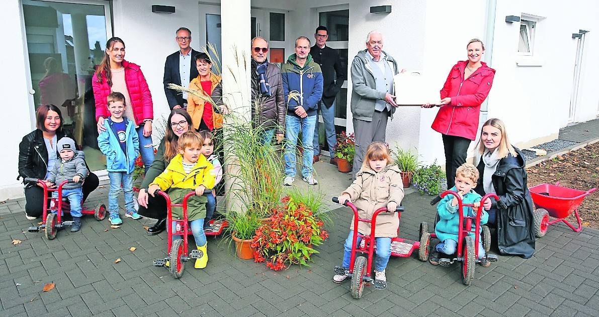  Sozialdezernentin Dörte Schall (rechts, mit roter Jacke) bei der Eröffnung der Kita Struckssoth in Anwesenheit von Vertretern aus Politik, dem Fachbereich Kinder, Jugend und Familie und weiteren Vertretern, die zum Gelingen dieses Projektes beigetragen haben. 