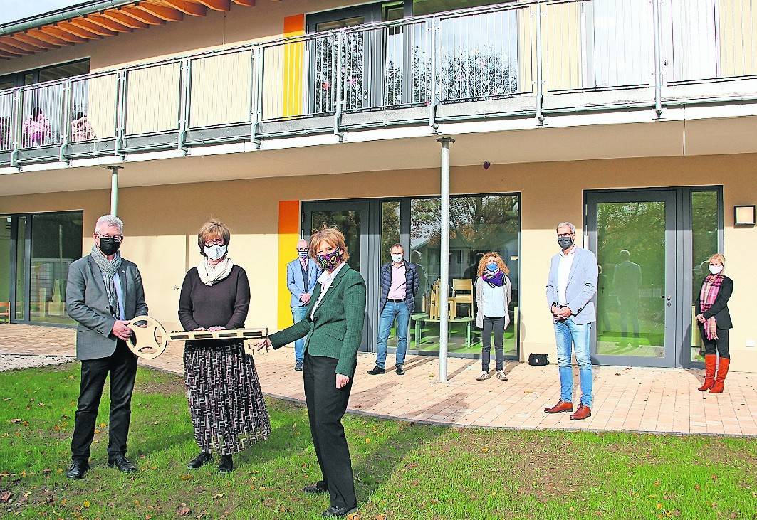 Bürgermeisterin Angelika Mielke-Westerlage und Claus Klein, Bereichsleiter „Immobilien“ der Stadt Meerbusch, haben die Kita „Rheinräuber“ offiziell an den Träger „Kinderzentrum Kunterbunt“ übergeben. Claudia Kleingrothe (Mitte) ist die Leiterin der neuen Kita.