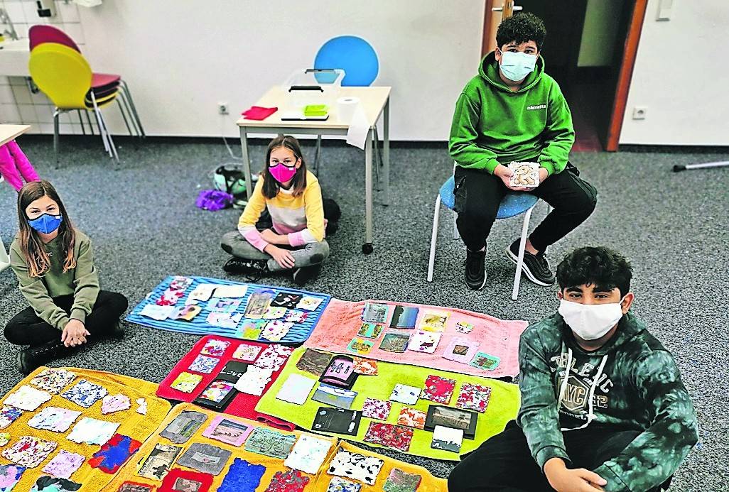  Sehr zufrieden mit ihren Ergebnissen waren die Kids im Kurs ’Papiergrüße schöpfen’ im Rahmen des Kulturrucksacks NRW. 