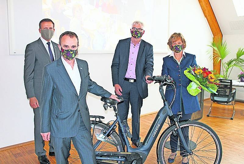 Angelika Mielke-Westerlage will sich im Ruhestand mehr Zeit zum radeln gönnen. Als Abschiedsgeschenk gab es daher von Rat und Verwaltung ein E-Bike, dass stellvertretend von Werner Damblon (vorne), Fraktionsvorsitzender der CDU, dem Ersten Beigeordneten Frank Maatz (hinten v.l.) und dem Technischen Beigeordneten Michael Assenmacher, überreicht wurde.