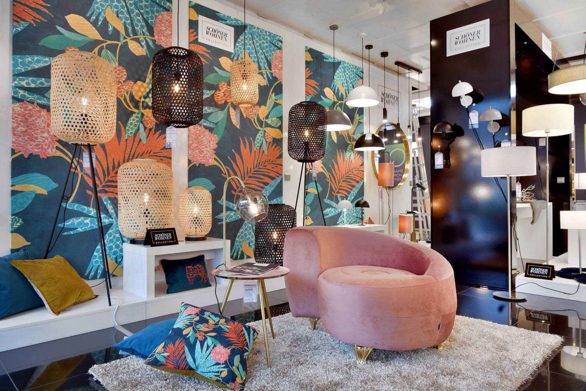 Qualitativ sehr hochwertige, moderne Möbel mit vielen Feinheiten, die man mitunter erst auf den zweiten Blick erkennt, Accessoires wie Decken oder Kissen, die sehr detailreich sind und zu einem klaren, einheitlichen Wohnbild beitragen: Das ist die Schöner Wohnen-Welt bei Schaffrath.