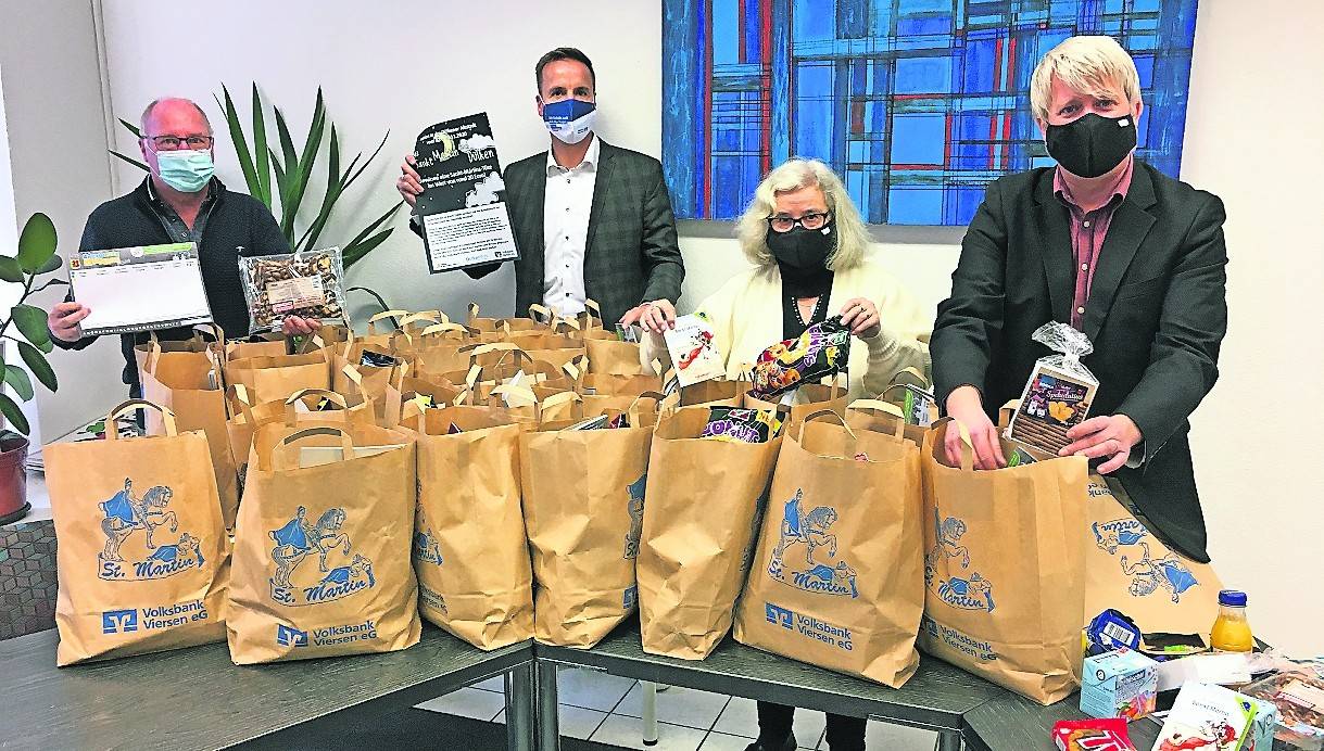 Präsentieren die Martinstüten (v.l.): Bertram Hoogen (Dülkener St. Martinsverein), Clemens Roosen (Volksbank Dülken) sowie Cony Ringendahl und Andreas Goßen (DülkenBüro).