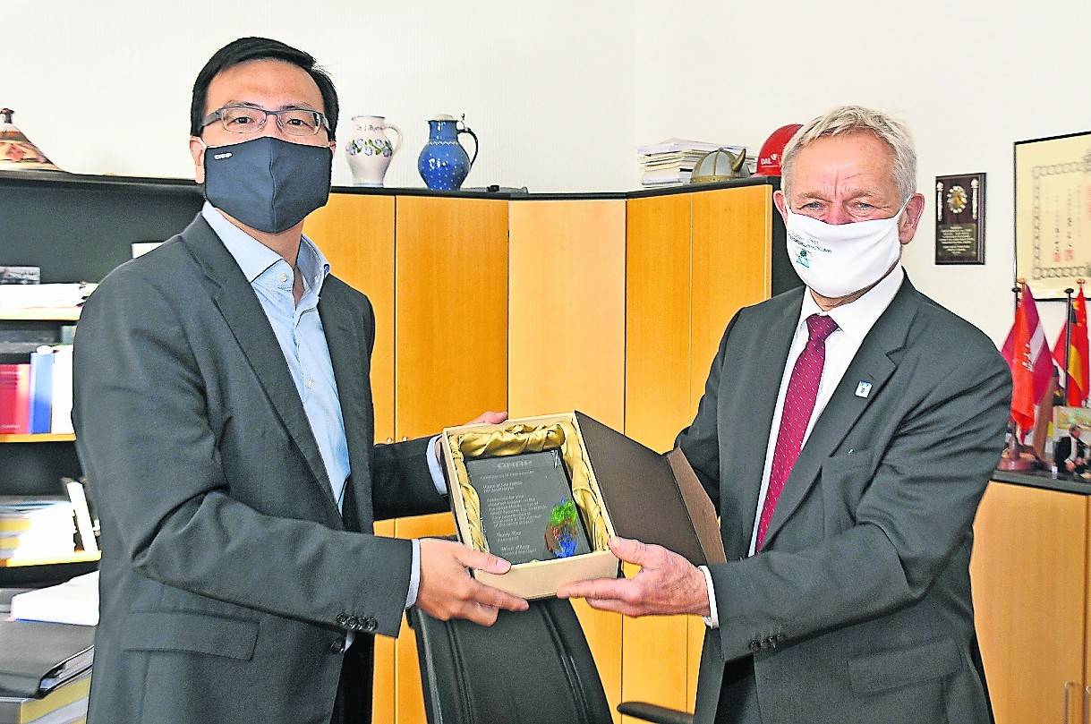 Dale Chen, Geschäftsführer QNAP GmbH überreichte Josef Heyes eine „Dankeschönurkunde“ und eine in Holz gefasste Ehrentafel.