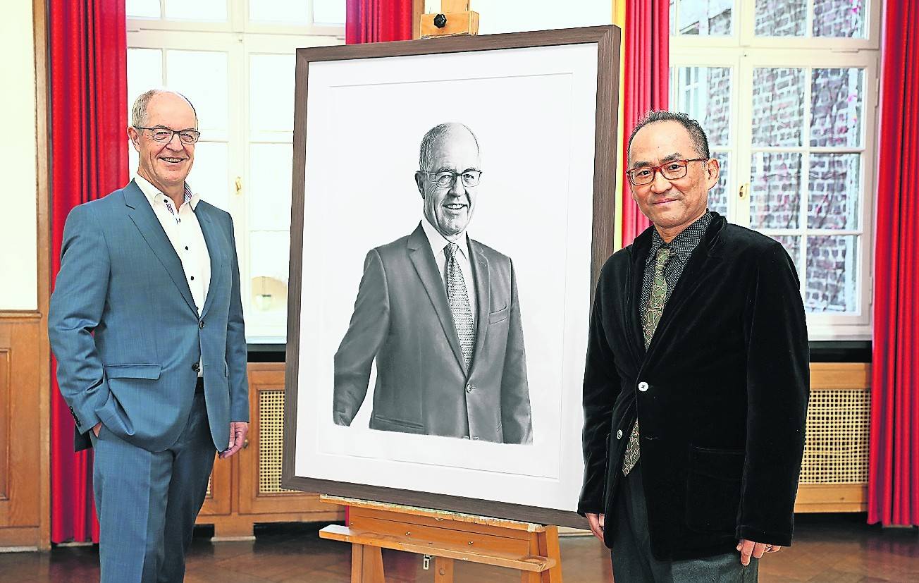 Der Künstler Koshi Takagi hat Oberbürgermeister Hans Wilhelm Reiners in einem Portrait für die Rathaus-Galerie festgehalten.