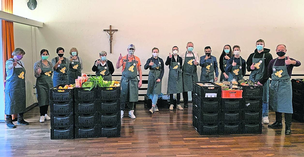 Das Team der Tafel in Lank-Latum im Pfarrzentrum Hildegundis von Meer, wo zukünftig immer freitags die Lebensmittelausgabe erfolgt.