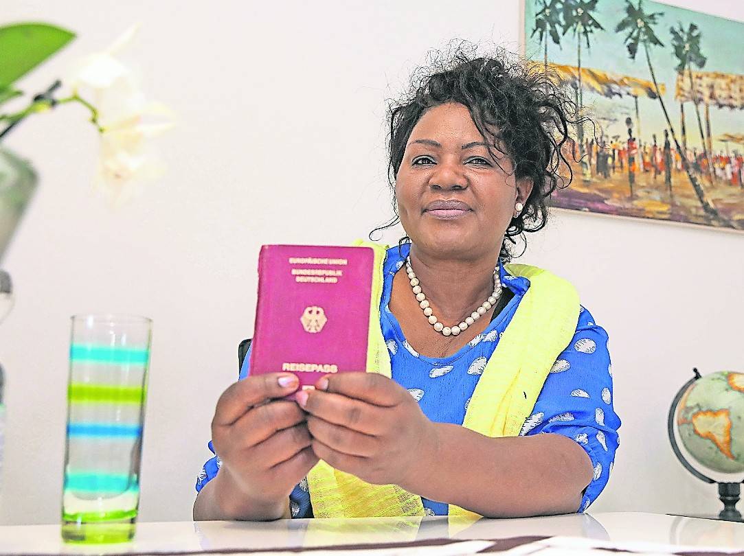 Als Europäerin mit deutschem Pass galt Jeanette Juch-Niemann in Kenia als „Gefährderin“, die Corona mitbringt. Unten eine der gespendeten Nähmaschinen, mit der Kleider für die Kinder genäht und repariert werden können.