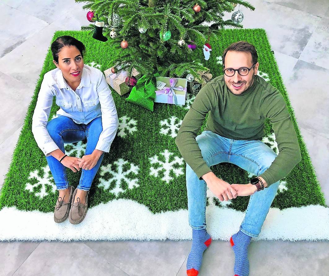  Laaya und Tilman Sauter von der Firma Fior produzieren den Weihnachtsteppich, der Tannennadeln und Kabel unsichtbar machen soll. 