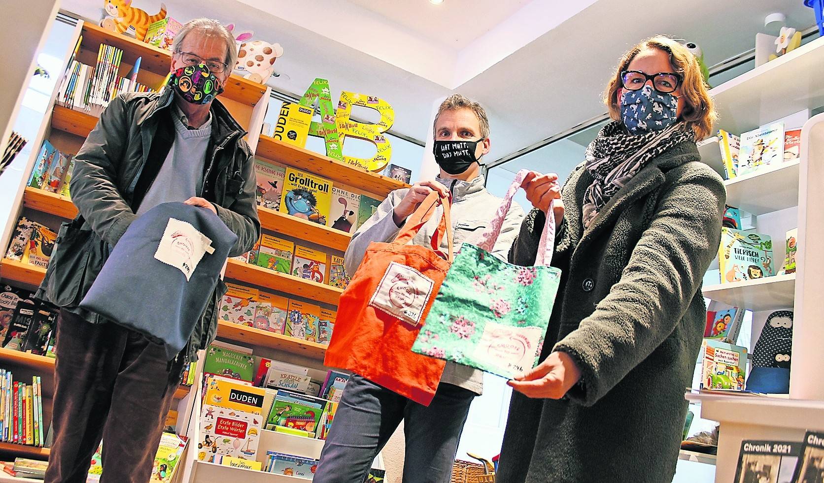  Bettina Giemsa überreichte einige Boomerang-Bags an die Einzelhändler Werner Wittig vom Weltladen (l.) und Frank Achten von der Buchhandlung Meerbusch. 