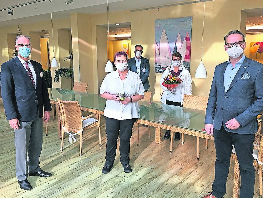  Jörg Schneider (l.) und Dr. Michael Rauterkus (r.) (Geschäftsführer Krankenhaus Nettetal) gratulierten zusammen mit Prokurist Norbert Peffer (hinten) der NetteBistro-Leiterin Cornelia Spiekenheuer und Mitarbeiterin Anita Rotzen zum Jubiläum.  