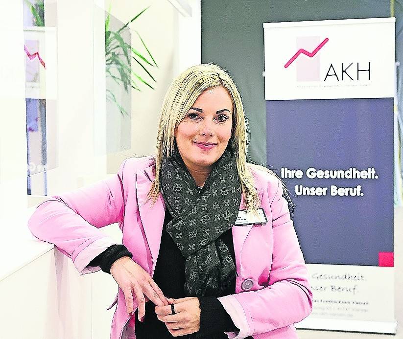 Julie Wienen leitet den Empfang am Allgemeinen Krankenhauses (AKH) Viersen.
