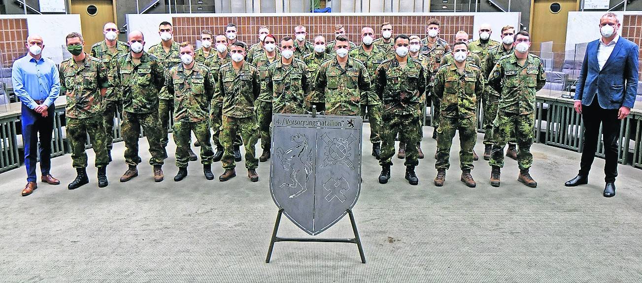 Landrat Dr. Andreas Coenen (r.), Krisenstabsleiter Thomas Heil (l.) und Oberstleutnant Jörg Albrecht (2.v.l.), Leiter des Kreisverbindungskommandos Viersen, mit den 25 Kameraden des 4. Versorgungsbataillon 7 der Bundeswehr, die den Kreis bei der Kontaktnachverfolgung in der Pandemie unterstützen.