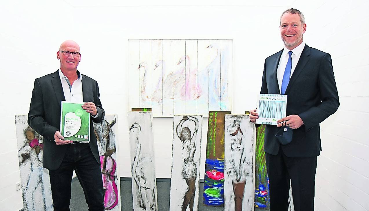 Michael Inderhees, Leiter der Abteilung Zentrale Dienste, und Landrat Dr. Andreas Coenen freuen sich über die Auszeichnung.