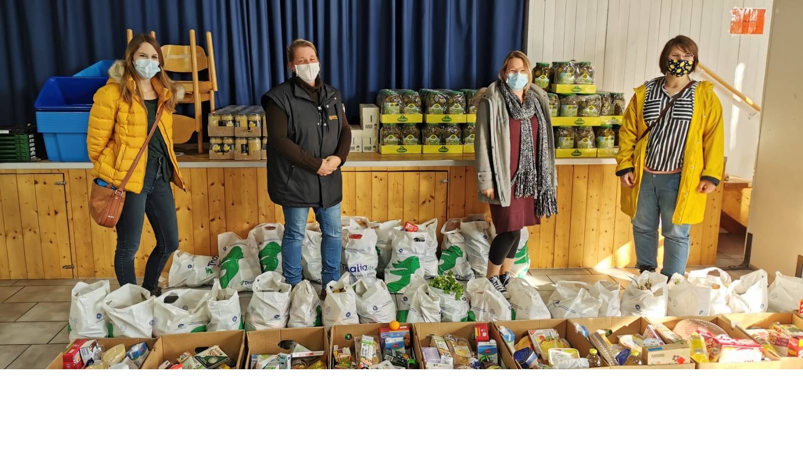 Drei Vertreterinnen des Elternbeirates übergaben Tanja Braun (2.v.l.) die Spendenkartons und informierten sich über die Arbeit der Tafel. Die Ergebnisse werden nun kindgerecht aufbereitet, so dass die Kinder einen guten Eindruck bekommen, warum Teilen auch heute noch so wichtig ist.