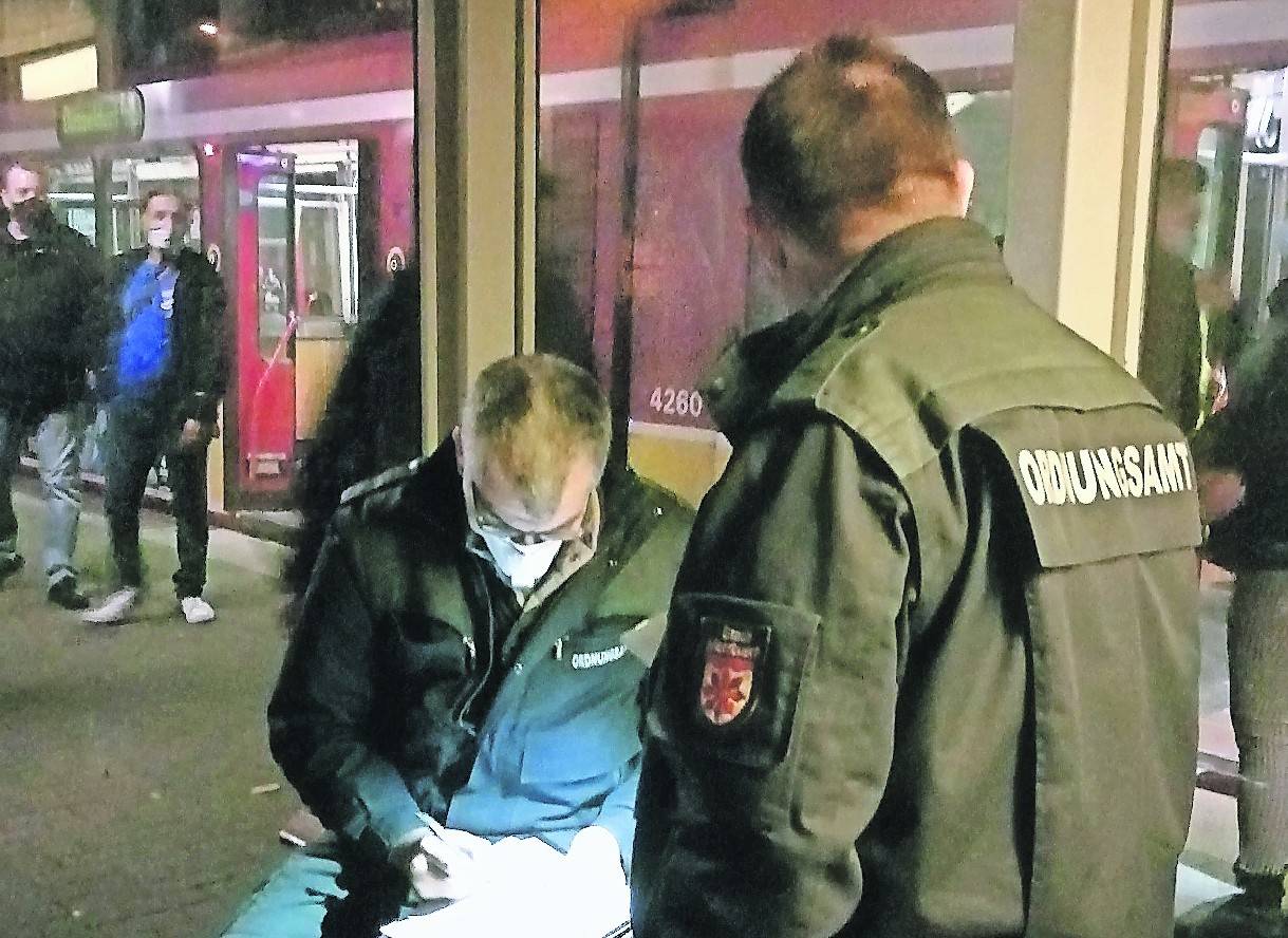 Gegen die wenigen Maskenmuffel wurde gleich vor Ort ein Ordnungswidrigkeitsverfahren eingeleitet. Abteilungsleiter Arnd Römmler füllte mit seinem Mitarbeiter Jochen Friedrichs die Anhörungsbogen aus.