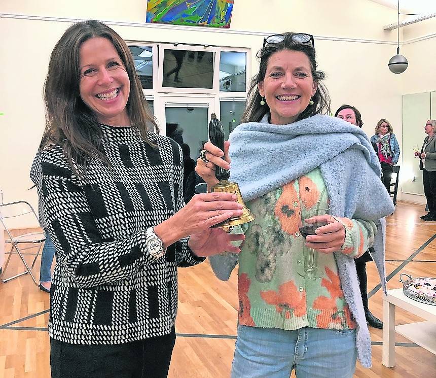 Die ehemalige Präsidentin Britta Scholz (l.) und die frisch gewählte neue Präsidentin Lisa Günther. Foto. SI-Club Meerbusch