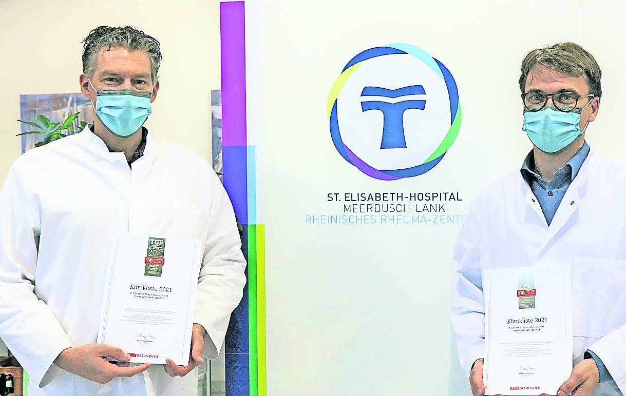  Freuen sich über die doppelte Focus-Auszeichnung. (v.l.) Dr. Tim Claßen, Klinik für Orthopädie / Orthopädische Rheumatologie, und Prof. Dr. Stefan Vordenbäumen, Klinik für Innere Medizin und Rheumatologie des St. Elisabeth-Hospitals Meerbusch-Lank. 