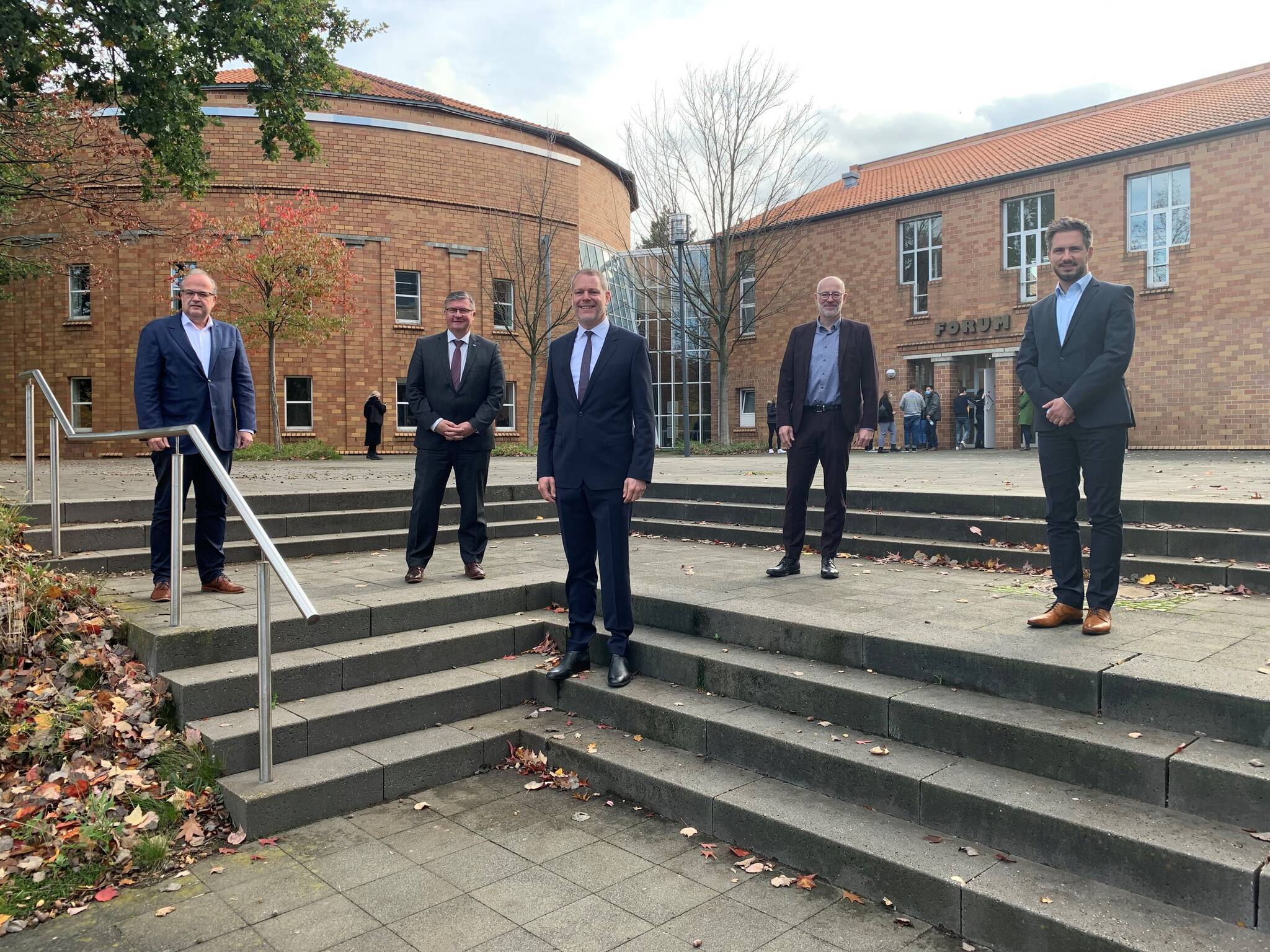  WFG- und EGE-Geschäftsführer Dr. Thomas Jablonski, Niederkrüchtens Bürgermeister und zweiter EGE-Vorsitzender Karl-Heinz Wassong, Landrat und EGE-Vorsitzender Dr. Andreas Coenen sowie die beiden EGE-Geschäftsführer Ingo Schabrich und Tobias Hinsen (v.l.) sind froh, dass das Großprojekt Logistik- und Leichtindustriepark Elmpt endlich Fahrt aufnehmen kann. 