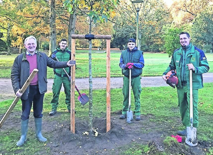  Zu Ehren Josef Heyes (l.) wurde jetzt im Schlosspark ein Amberbaum gepflanzt. 