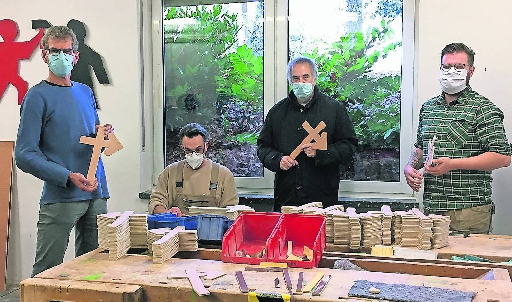 Dompropst und Wallfahrtsleiter Rolf-Peter Cremer (2.v.r.) zu Besuch in der Holzwerkstatt des Volksvereins. Matthias Merbecks (l.), Geschäftsführer des Volksvereins, Projektteilnehmer Guido Koeser (2.v.l.) und Tobias Schröder, Leiter der Holzwerkstatt, zeigen die Arbeitsschritte.