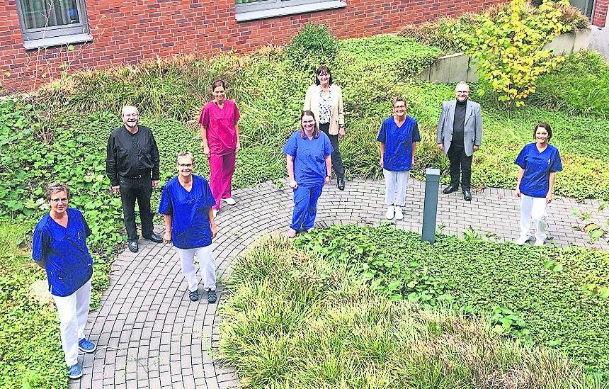 Das Team der Gedenkfeier (v.l.): Marion Schommen, Pfarrer Peter Brischke, Silke Reiners, Jessica Frehn, Philomena Kalb, Ulrike Brischke, Antonia Schniedewindt, Pfarrer Guido Helbig und Angie Emmrich.