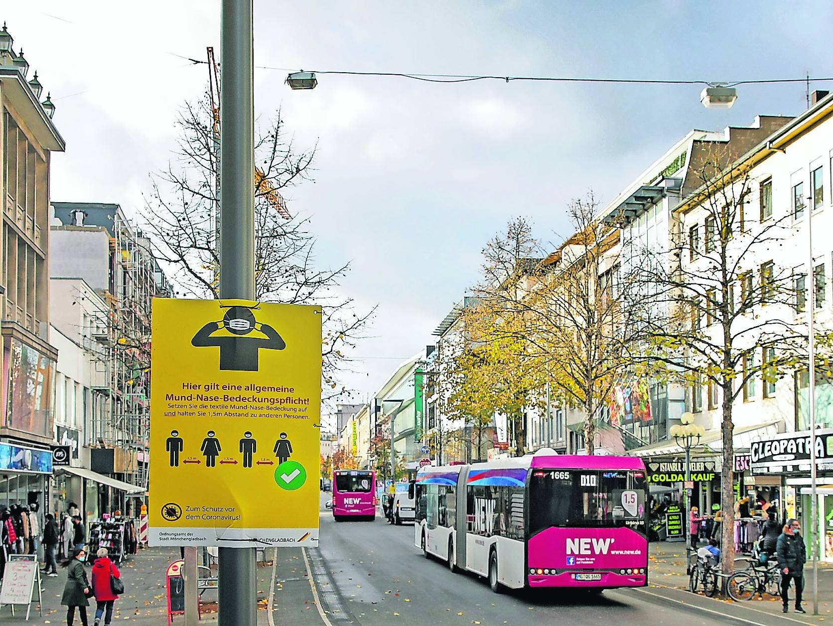 Seit Montag gibt es auch in der Innenstadt von Mönchengladbach Schilder, die auf die Coronaschutzmaßnahmen hinweisen.