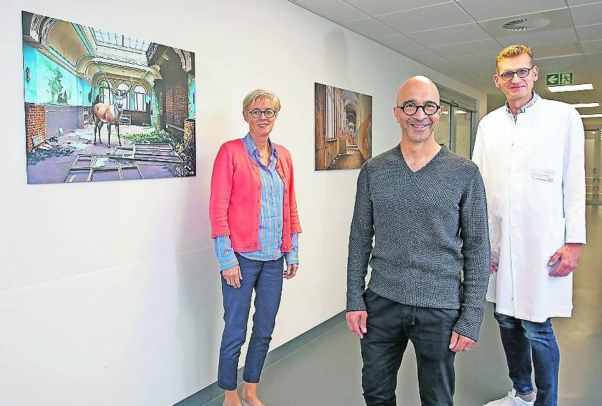  Surreale Bilder strahlen Ruhe aus, findet Prof. Dr. Dirk Blondin (r.), Chefarzt der Radiologie im Eli. Der Förderverein der Städtischen Kliniken proEli, im Bild Geschäftsführerin Veronika Heuser, , hat den Ankauf von Werken des Künstlerpaares Anke und Michael Flüß möglich gemacht.  