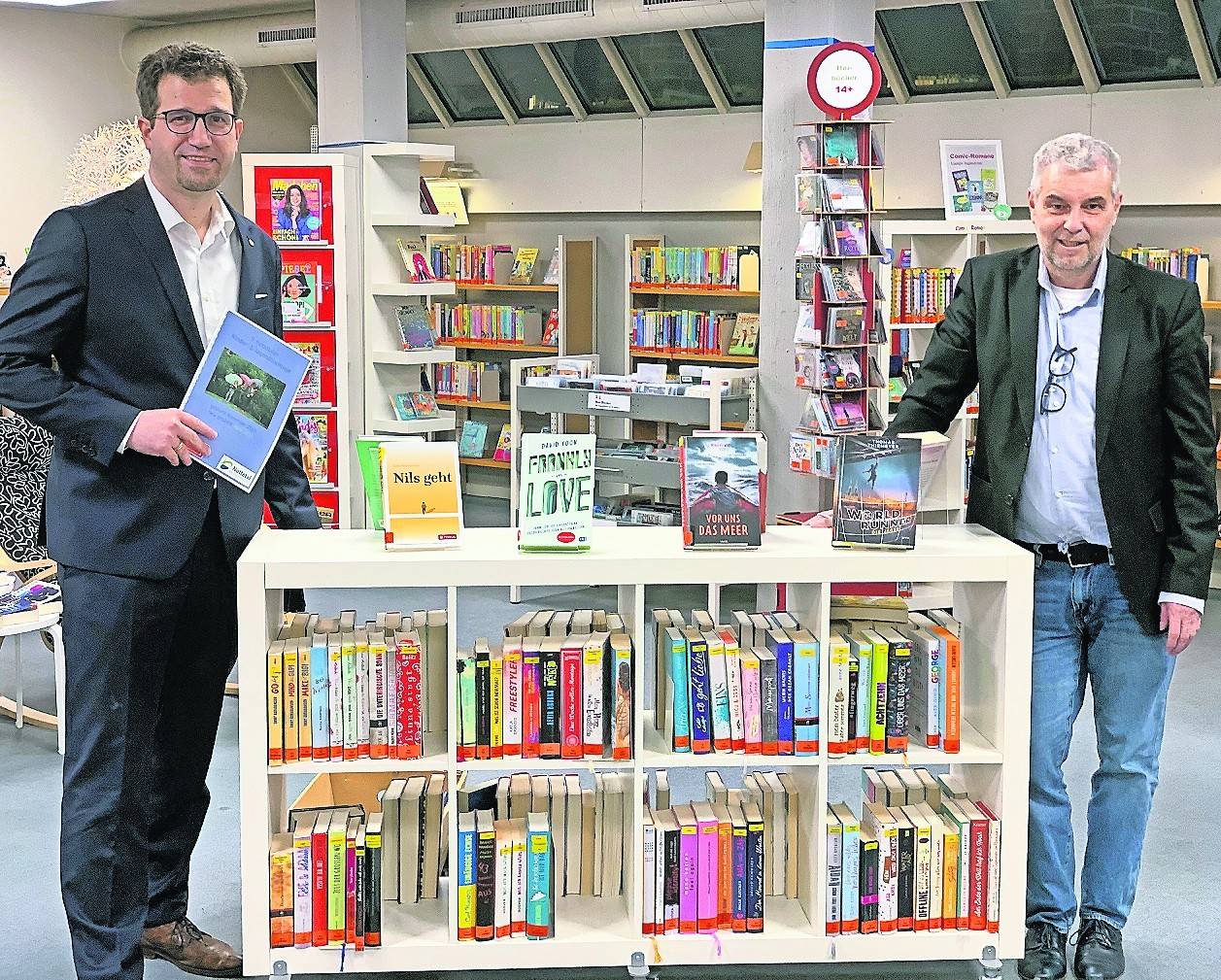 Nettetals neuer Bürgermeister Christian Küsters (l.) und Ulrich Schmitter, Leiter der Stadtbücherei Nettetal, informierten jetzt zum neuen Termin der Kinder und Jugendbuchtage und zur Arbeit der Büchrei unter „Coronabedingungen“.