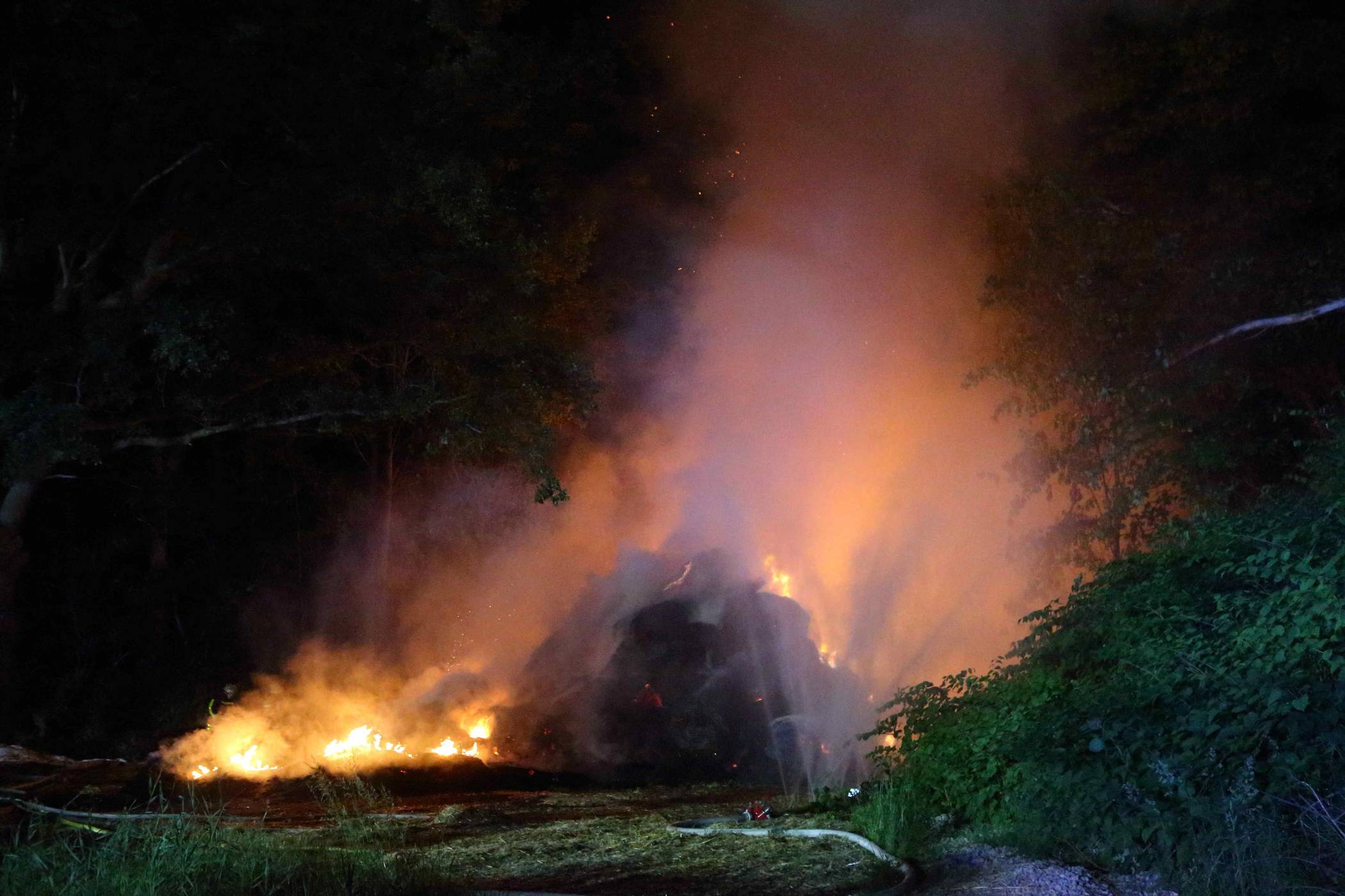 200 Strohballen brannten am Eltweg: Nach Brand: Polizei bittet um Hinweise